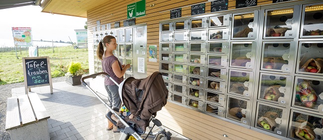 Frau am Verkaufsautomat