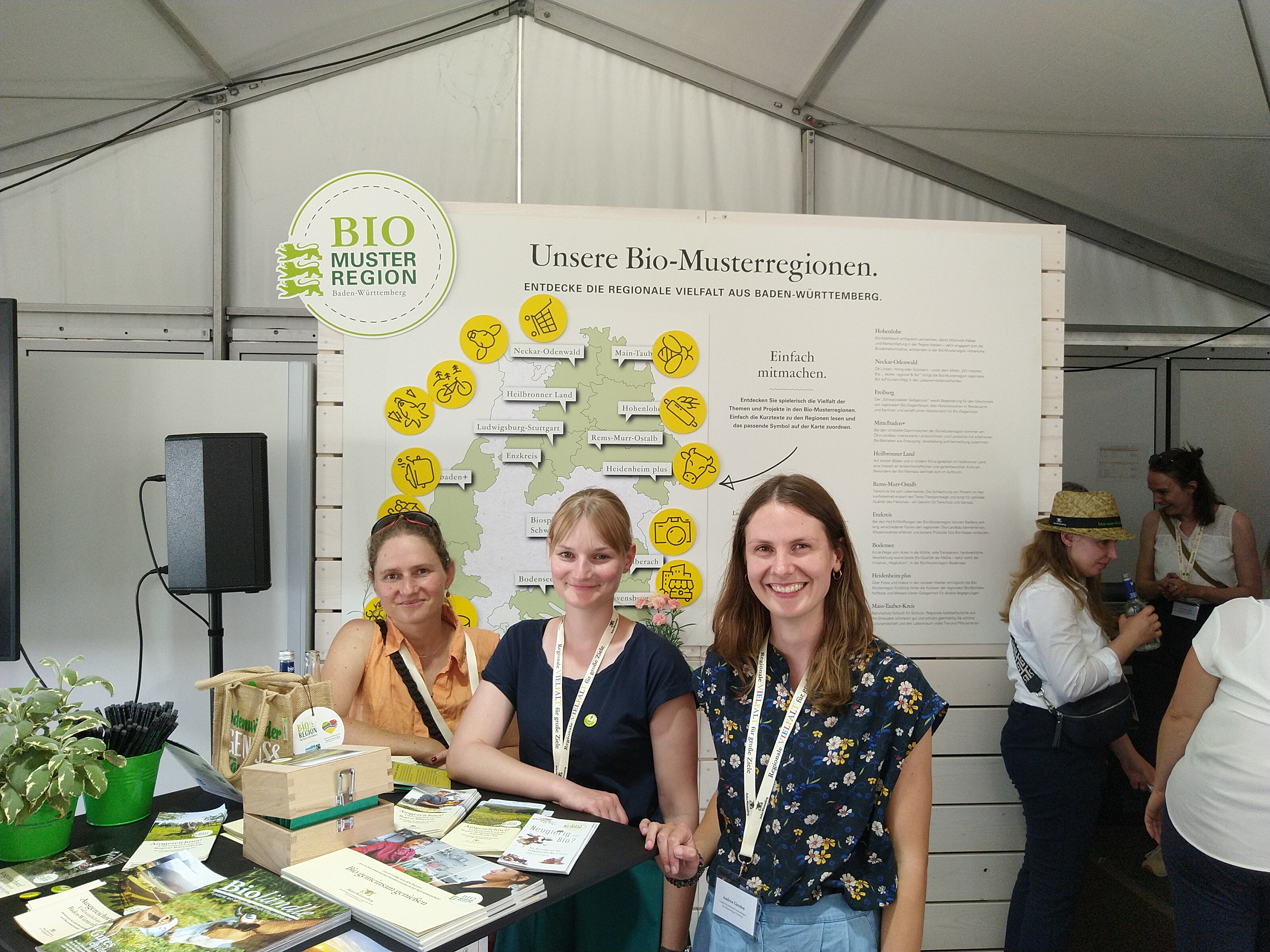 Lucile Huguet, Katharina Eckel und Andrea Gierden am Stand der Bio-Musterregionen